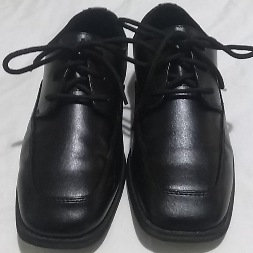 Boys shoes size 5 med